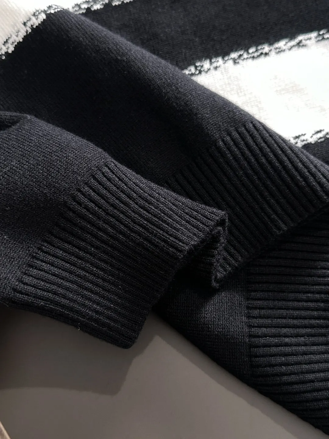 Next day shipping P360 Big Goose 2025 official website latest autumn and winter sweaters, popular models are on sale at the same time at the counter! Specially made of wool blended fabric. It feels comfortable and can be directly in contact with the skin. The logo badge is exquisitely embroidered, which is extremely eye-catching! The details highlight the fashionable charm of big brands. Exquisite workmanship. Three-dimensional cutting style. The wearing effect is invincible and handsome! All three standards are complete! Size: M-3XL